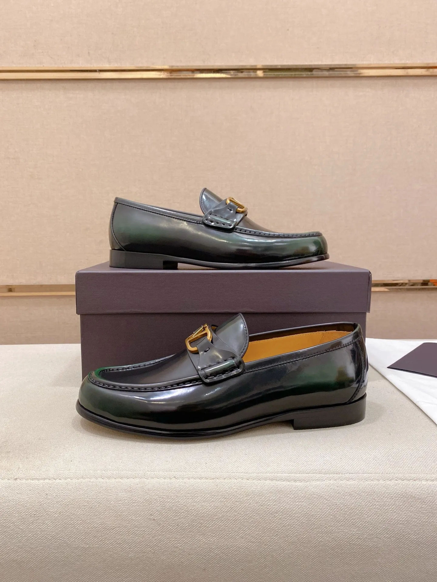Factory price: 700💰Valentino's new men's V logo micro-label business casual loafers. These Derby loafers are made of imported cowhide leather. They are light in texture and cool in style. The uppers are decorated with brand logo buckles, highlighting the big-brand style! The lines reveal novel urban trends. The toe is round and full, and the rubber foam sole and triple protruding leather welt complement each other. It is extremely fashionable and charming, with dyed calfskin lining, genuine leather feet, and standard logo decoration. It is simple yet elegant. It has a classic European and American loose style and is extremely comfortable on the feet. Size: 39-44 (38.45. Customized)